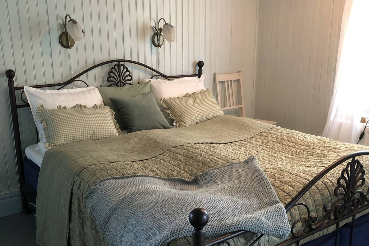 Basic Double Room | Individually decorated, individually furnished, bed sheets