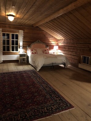 Decoración personalizada, muebles diferentes y ropa de cama 