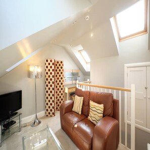 Luxury-Studiosuite | Wohnbereich | 32-Zoll-Flachbildfernseher mit Digitalempfang