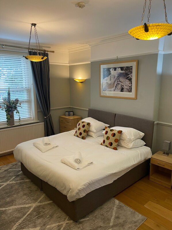 Individuell dekoriert, individuell eingerichtet, Schreibtisch