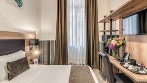 A modern hotel room with a bed, desk, and TV. - Hotel Ottaviano Augusto (Rome)
