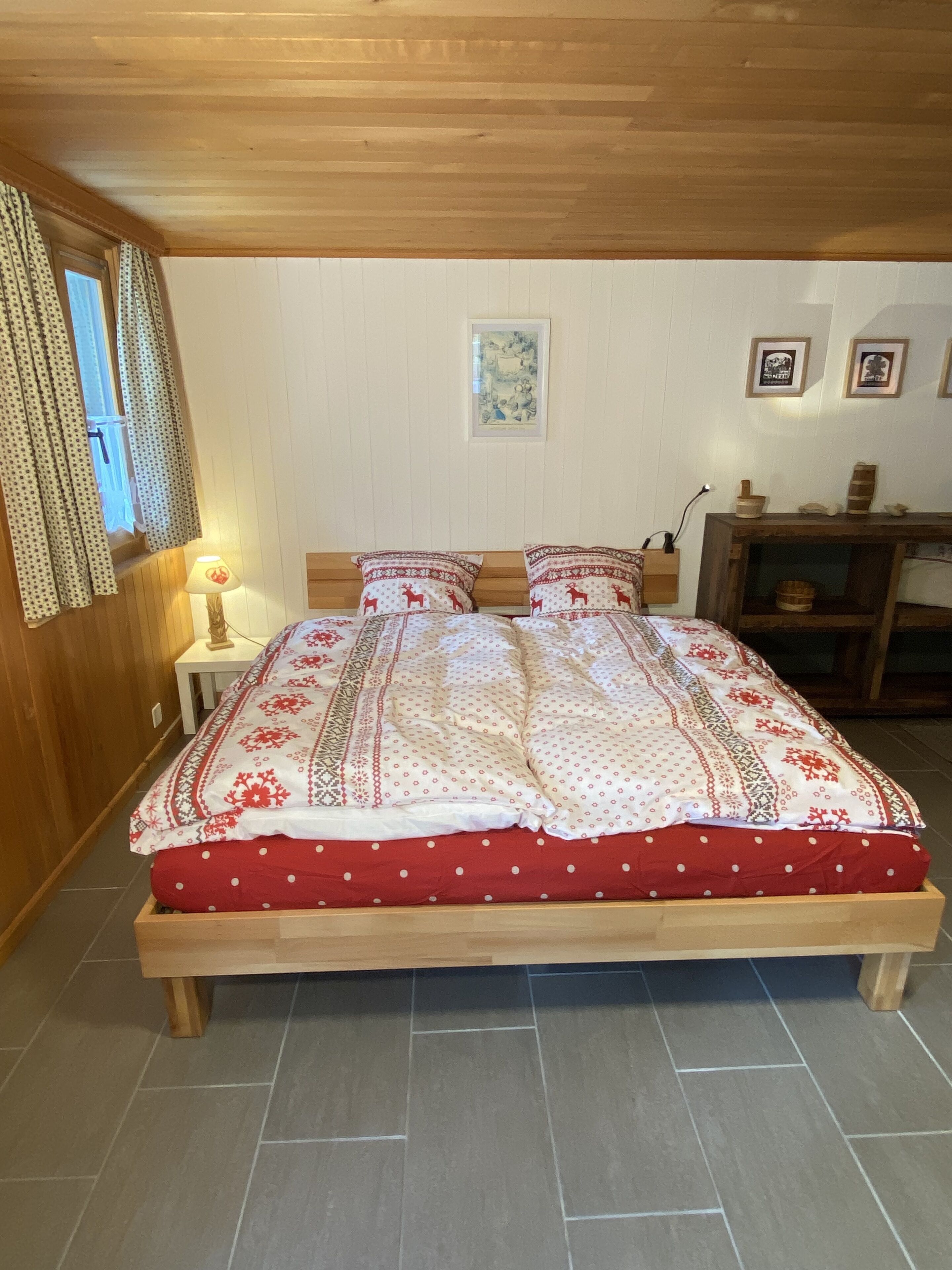 Apartment for 2 people in Swiss chalet 5 min from village, simple breakfast incl