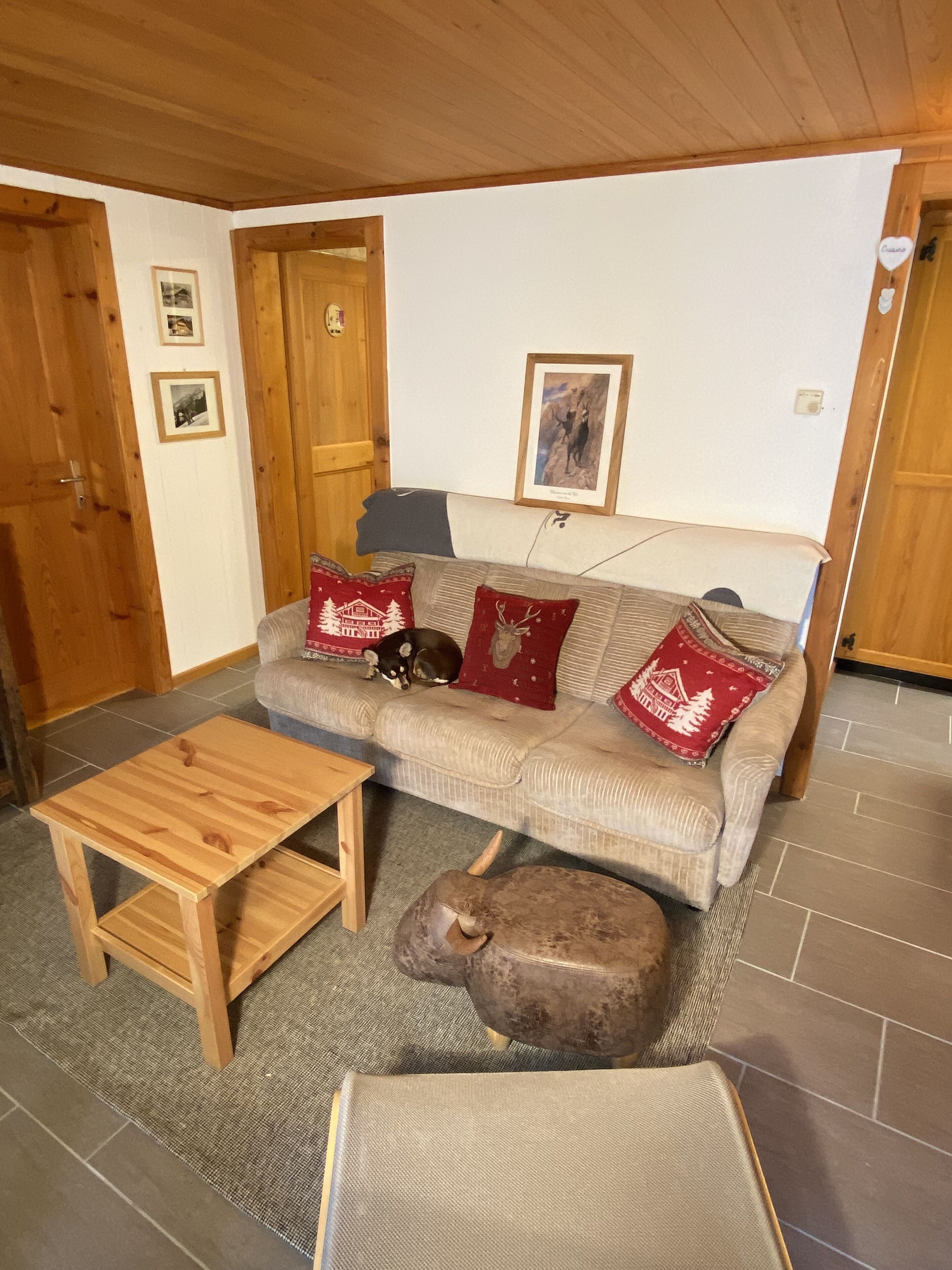 Apartment for 2 people in Swiss chalet 5 min from village, simple breakfast incl