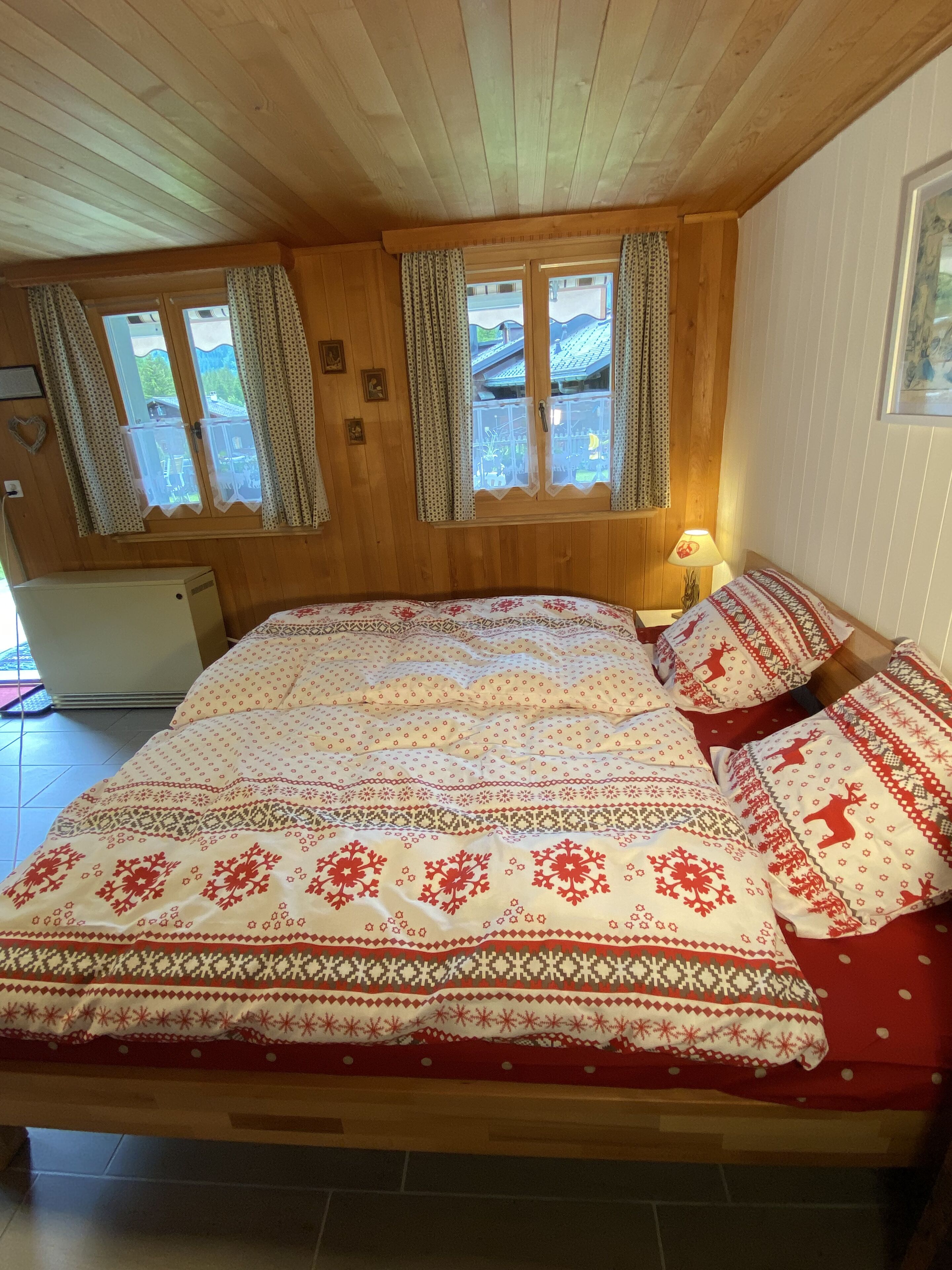 Apartment for 2 people in Swiss chalet 5 min from village, simple breakfast incl