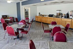 Breakfast area - Howard Johnson BY Wyndham Hannibal (Hannibal)