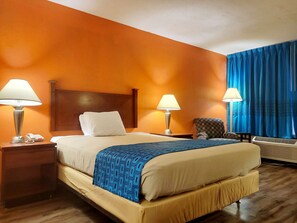 Desk, free WiFi, bed sheets - Howard Johnson BY Wyndham Hannibal (Hannibal)