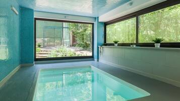 Een binnenzwembad, een buitenzwembad