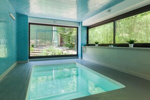 Innendørsbasseng og utendørsbasseng