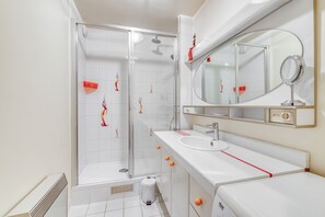 Bathtub, hair dryer, towels, toilet paper