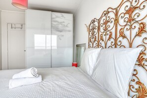 2 室のベッドルーム、アイロン / アイロン台、WiFi (無料)、ベッドシーツ