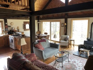 Smart TV, DVD player, books - Copake Lake Rustic All-Season 3 Bdrm, 2 Bath Home (Hillsdale)