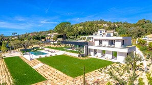 Une villa moderne dotée d’une piscine, d’un espace extérieur aménagé et d’un jardin bien entretenu.