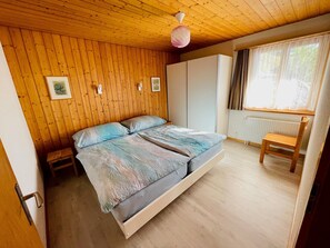 3 Schlafzimmer, Reisekinderbett, kostenloses WLAN, Bettwäsche