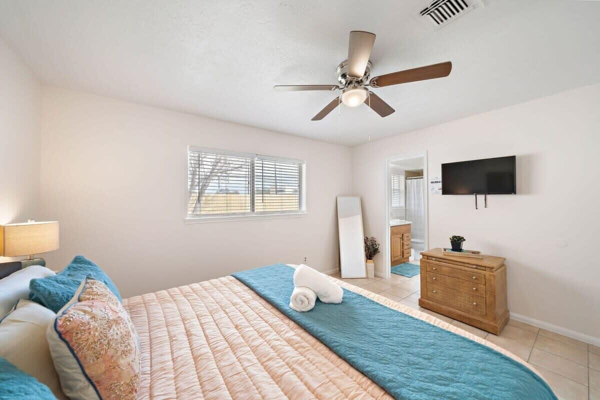 3 habitaciones, escritorio y tabla de planchar con plancha 