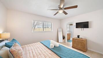 3 habitaciones, escritorio y tabla de planchar con plancha