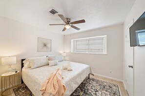 3 Schlafzimmer, Schreibtisch, Bügeleisen/Bügelbrett, Reisekinderbett