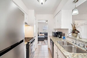 雪櫃、微波爐、焗爐、爐具