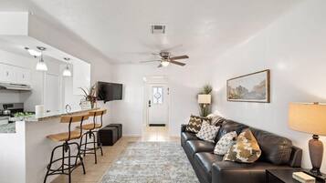 Een televisie en een kantoor