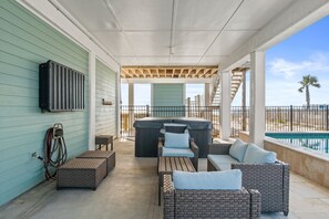 Terrace/patio - A Turtle's Dream: Beachfront, Private Pool, Pet-Friendly, Gulf Beaches! (St. George Island)