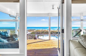 Un balcon avec vue sur l’océan et un jacuzzi.