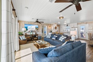 TV, ping pong - Sugar Magnolia: Beachfront SGI Home- Sleeps 12, Priv. Pool, Pet Friendly! (St. George Island)