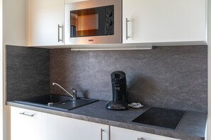 Full-sized fridge, microwave, oven, stovetop - Boardinghouse Kastanienring (Reichertshausen)
