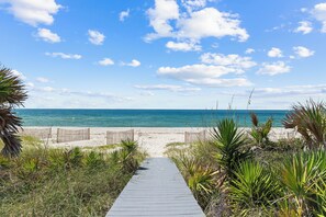On the beach - Seven Seas: Book your stay and enjoy the Island's first Splash Pad! (St. George Island)