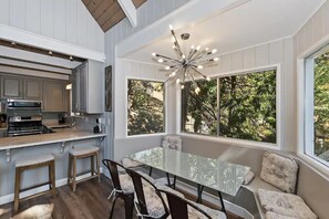 Fridge, microwave, oven, stovetop - ✨NEW Serene Modern Mountain Cottage Near Lake✨ (Lake Arrowhead)