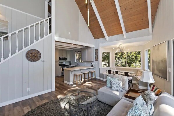 Smart TV, fireplace, books - ✨NEW Serene Modern Mountain Cottage Near Lake✨ (Lake Arrowhead)