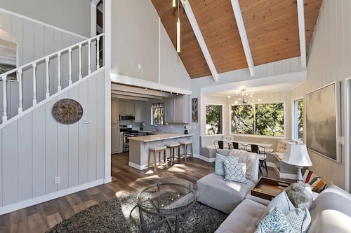 ✨NEW Serene Modern Mountain Cottage Near Lake✨