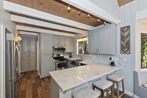 Fridge, microwave, oven, stovetop - ✨NEW Serene Modern Mountain Cottage Near Lake✨ (Lake Arrowhead)