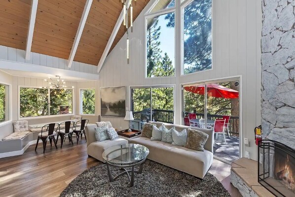 Téléviseur connecté, foyer, livres