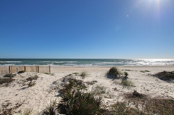 På stranden