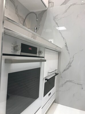 Kjøleskap, mikrobølgeovn, ovn og kokeplater