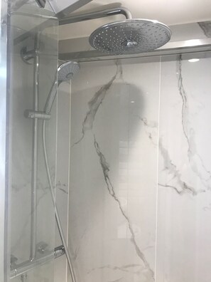 Douche, séchoir à cheveux, serviettes fournies, savon