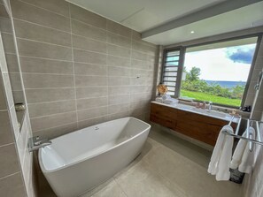 Duschwanne, Haartrockner, Handtücher, Seife