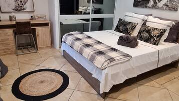 3 chambres, bureau, fer et planche à repasser, lit parapluie