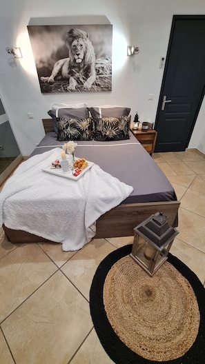 3 bedrooms, desk, iron/ironing board, travel cot