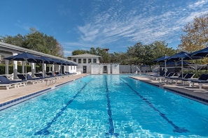 Piscina coperta, una piscina riscaldata