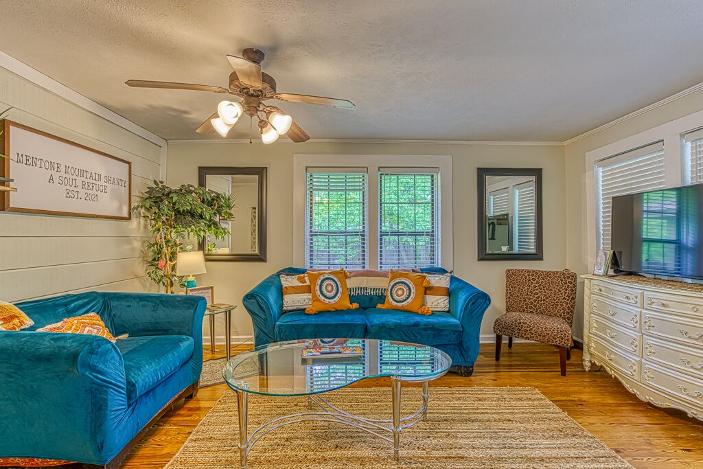 Eclectic Cozy Cottage walking distance to downtown