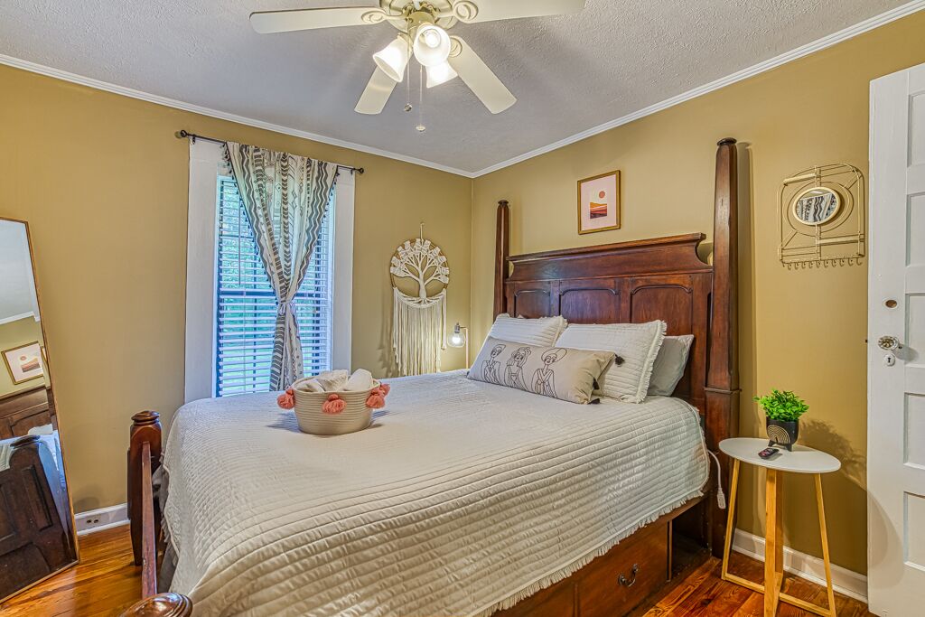 Eclectic Cozy Cottage walking distance to downtown