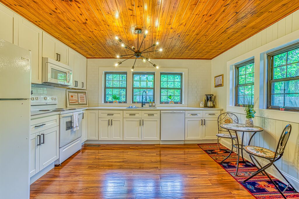 Eclectic Cozy Cottage walking distance to downtown