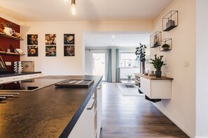 Een koelkast, een oven, een kookplaat, een vaatwasser