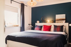 1 makuuhuone, työpöytä, silitysrauta/-lauta, vauvan matkasänky