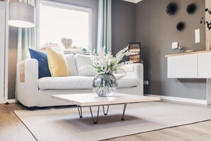 Smart-TV, Kamin, Bücher, Stereoanlage