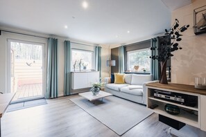 Smart-tv, een open haard, boeken en een stereo