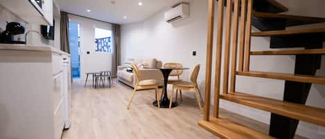 Apartamento Dúplex Superior con terraza | Cocina privada | Refrigerador, microondas, parrilla de estufa y cafetera y tetera