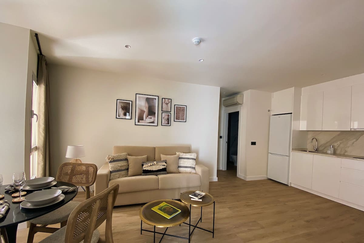 Apartment, 1 Bedroom | Ruang tamu | TV Pintar