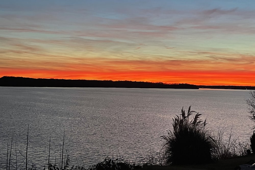 Golf, fish, & Relax! Wilson Lake incredible views from atop the bluff!
