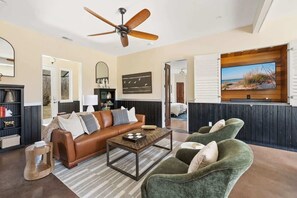 Smart TV, fireplace - Cozy Luxury Bungalow w/ Hot Tub, EV Charger (Harbert)